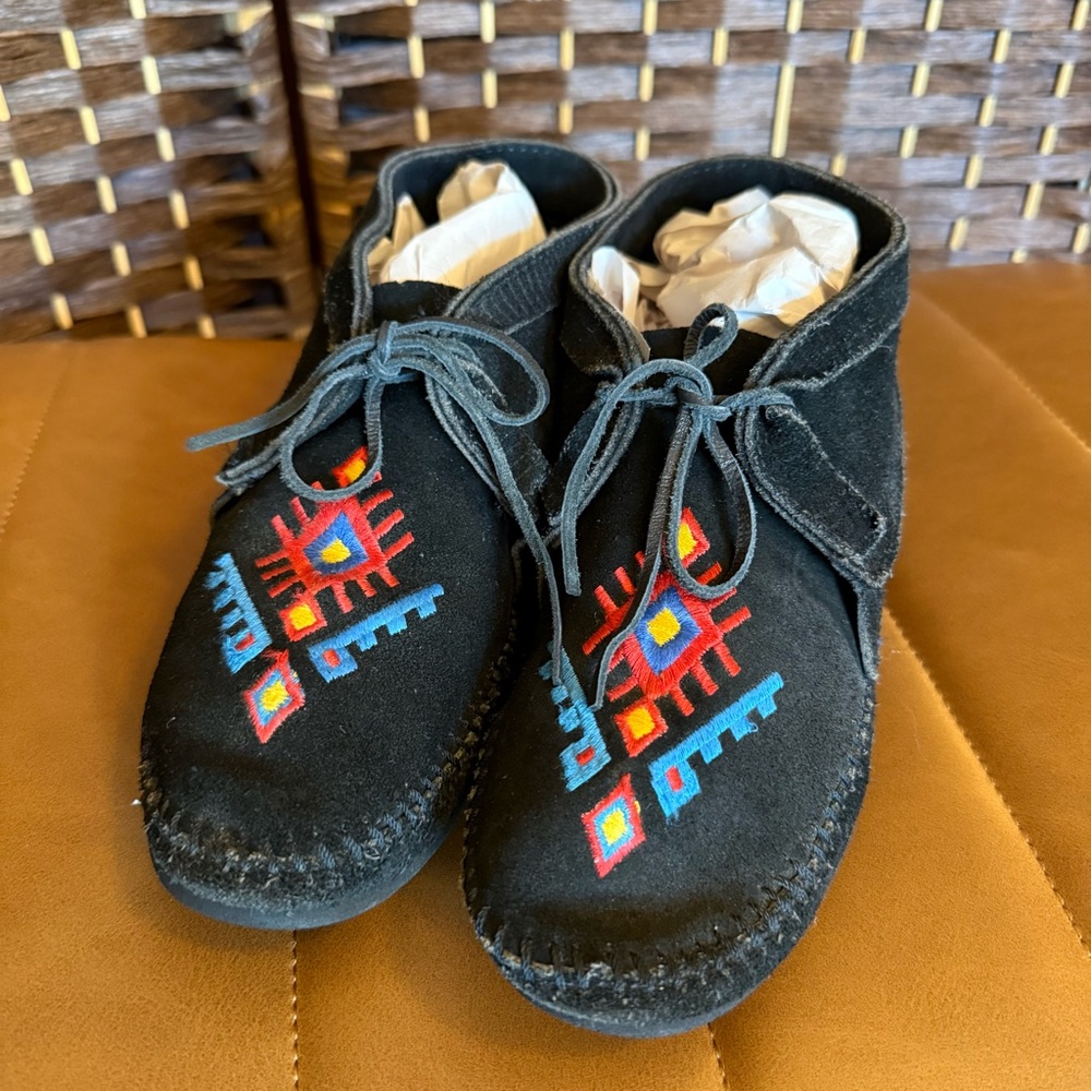Sweet Vintage 1990’s MINNETONKA Black Suede Colorful Southwest Embroidery 7